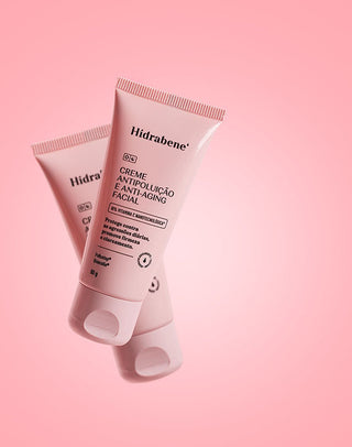 Duas bisnagas do Creme Antipoluição e Anti-Aging Facial Hidrabene flutuando em fundo rosa