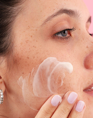 Mulher aplicando o Creme Antipoluição e Anti-Aging Facial Hidrabene na bochecha