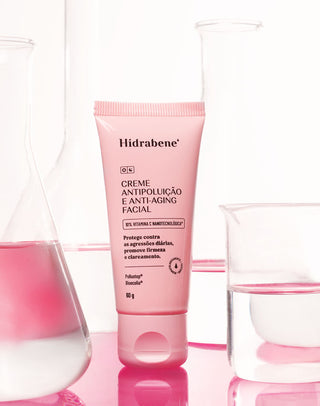 Creme Antipoluição e Anti-Aging Facial Hidrabene com 10% de vitamina C nanotecnológica entre vidrarias de laboratório