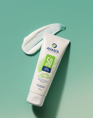 Bisnaga de 120g do Protetor Solar Corporal Anasol FPS 50 com amostra da textura da loção em fundo verde-água