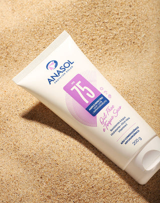 Bisnaga de 200g do Protetor Solar Corporal Anasol FPS 75 oil free e toque seco sobre a areia da praia