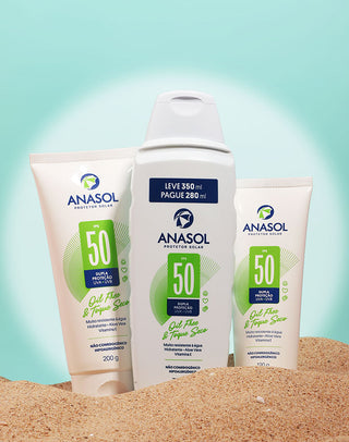 Três apresentações do Protetor Solar Corporal Anasol FPS 50: bisnagas de 200g e 120g e frasco de 350ml na areia