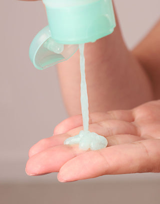 Textura do Esfoliante Facial Antiacne Hidrabene sendo despejada na mão