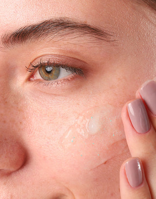 Mulher aplicando o Esfoliante Facial Antiacne Hidrabene no rosto