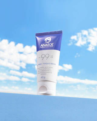 Bisnaga do protetor solar facial Anasol FPS 99 contra o céu azul