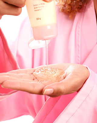 Aplicação do gel de limpeza facial Hidrabene na palma da mão