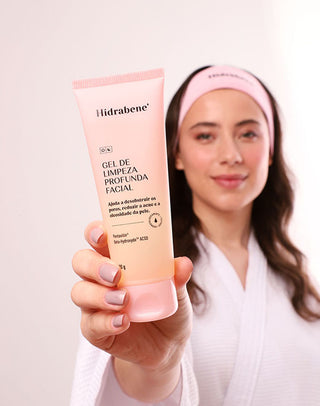Mulher segurando o Gel de Limpeza Profunda Facial Hidrabene