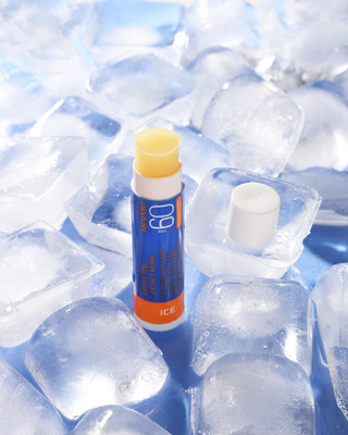 Protetor solar labial Anasol AN Sport FPS 60 ICE entre cubos de gelo