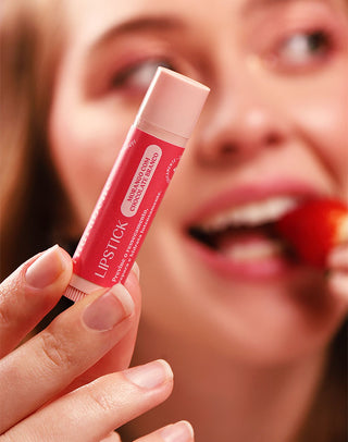 Mulher segurando o Lipstick Morango com Chocolate Branco Hidrabene