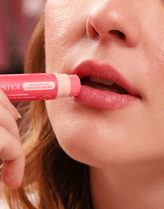 Aplicação do Lipstick Morango com Chocolate Branco Hidrabene nos lábios