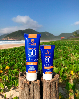 Protetores solares Anasol AN Sport FPS 50 e FPS 60 em cenário de praia