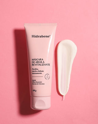 Máscara de Argila Revitalizante Hidrabene ao lado da textura do produto em fundo rosa