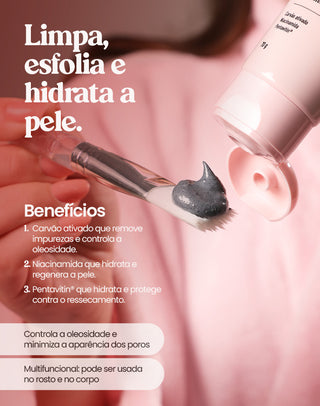 Card de benefícios da Máscara de Carvão 3x1 Hidrabene: carvão ativado, niacinamida e Pentavitin, com pincel aplicando a máscara