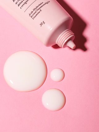 Tubo do Retinol Hidrabene 30g com gotas da textura cremosa em fundo rosa; rótulo cita ácido hialurônico, retinol nanotecnológico e vitamina E