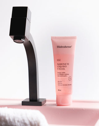 Sabonete Líquido Facial Hidrabene 120ml ao lado de torneira preta