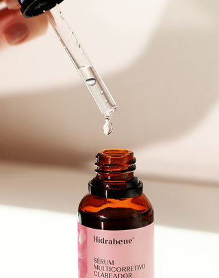 Conta-gotas pingando o Sérum Multicorretivo Clareador Hidrabene no frasco âmbar