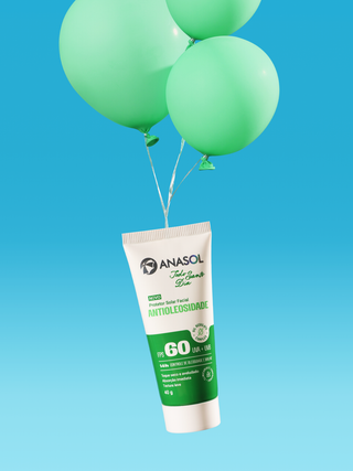 Bisnaga do protetor solar Anasol Todo Santo Dia FPS 60 flutuando presa a balões verdes