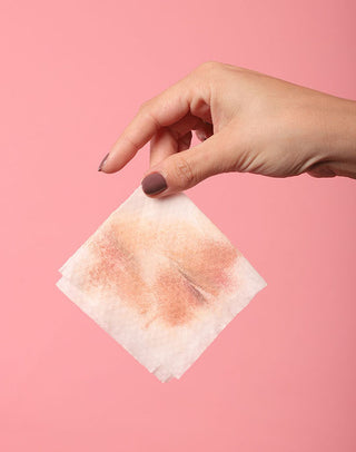 Toalha micelar Hidrabene com resíduos de maquiagem após a limpeza facial