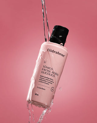 Tônico Facial Ácido Glicólico Hidrabene com jato de água em fundo rosa
