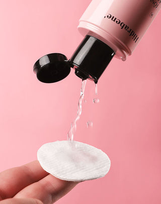 Aplicando o Tônico Facial Ácido Glicólico Hidrabene em um disco de algodão