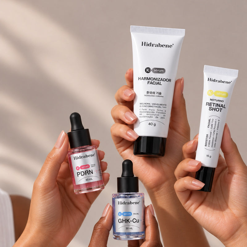 Quatro mãos erguendo o Harmonizador Facial, o GHK-Cu, o PDRN e o Retinal Shot Hidrabene