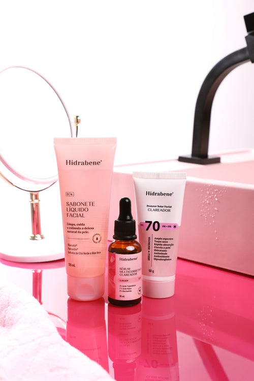Os três produtos do kit: sabonete líquido facial, protetor FPS 70 clareador e sérum multicorretivo com a caixa