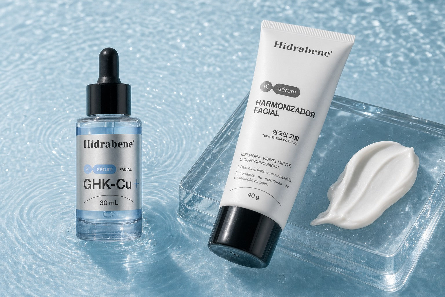 Sérum GHK-Cu na água azul e Harmonizador Facial sobre um bloco de vidro com o creme