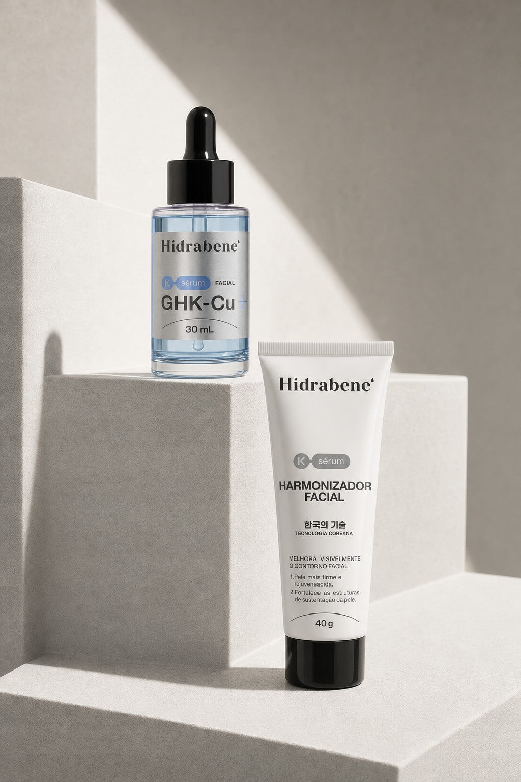 Sérum GHK-Cu e Harmonizador Facial em degraus de pedra clara sob luz do sol
