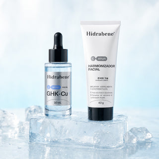 Sérum GHK-Cu e Harmonizador Facial sobre um bloco de gelo