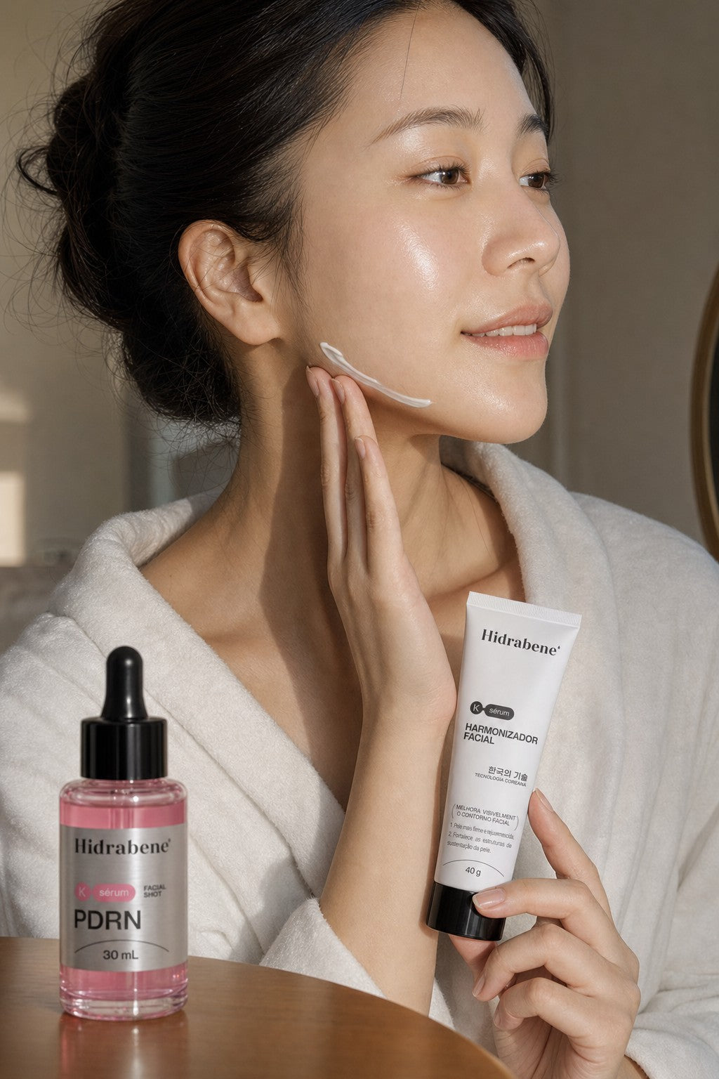 Mulher aplicando o Harmonizador Facial na linha do maxilar, com o Sérum PDRN ao lado