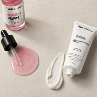 Textura do Sérum PDRN, rosa e líquida, e do Harmonizador Facial, creme branco, lado a lado