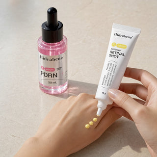 Creme amarelo do Retinal Shot testado no dorso da mão, com o Sérum PDRN na bancada