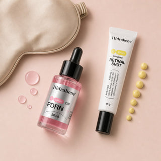 Sérum PDRN e Retinal Shot vistos de cima, com gotas rosa, gotas amarelas e máscara de dormir