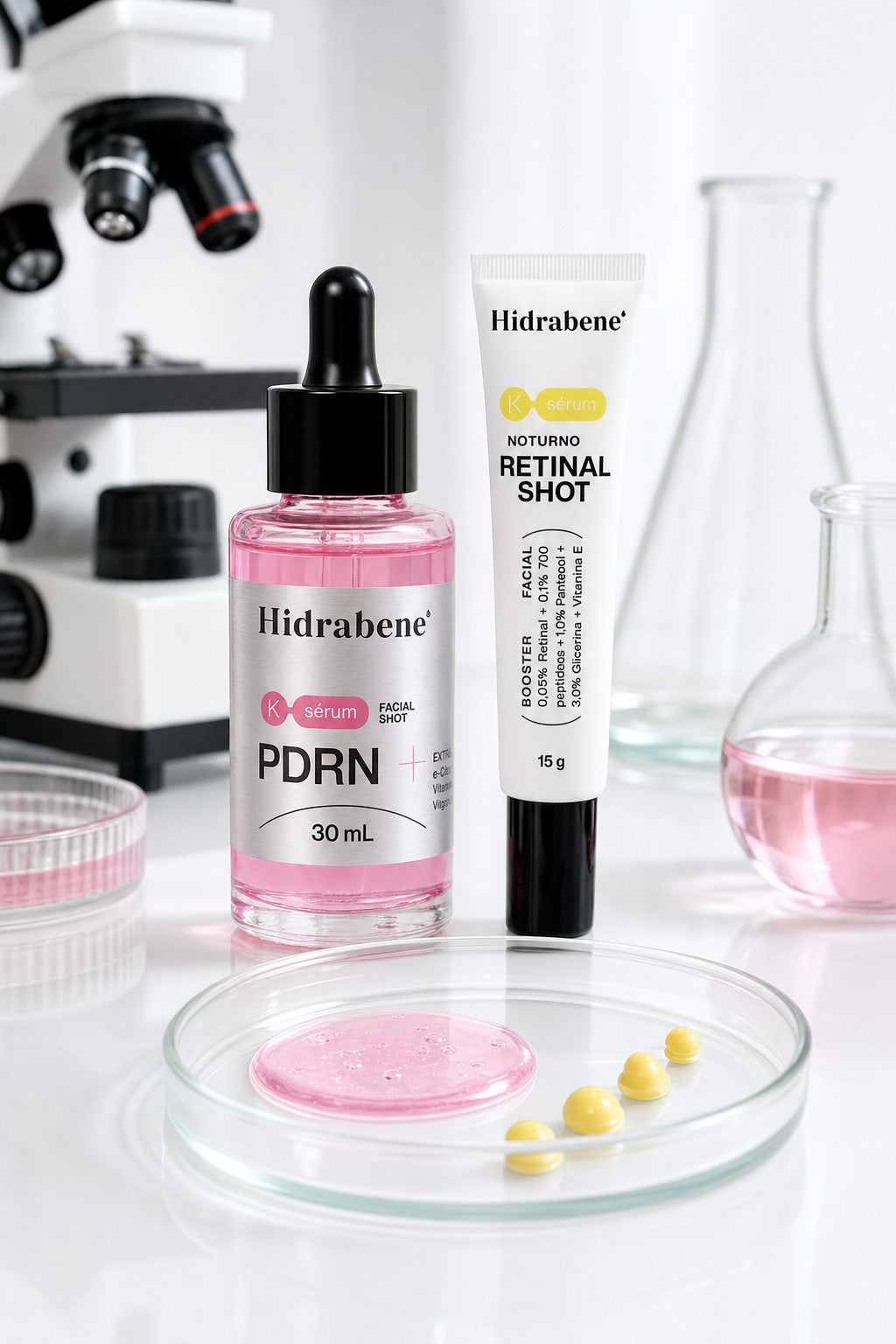 Sérum PDRN e Retinal Shot numa bancada de laboratório com placa de vidro e microscópio