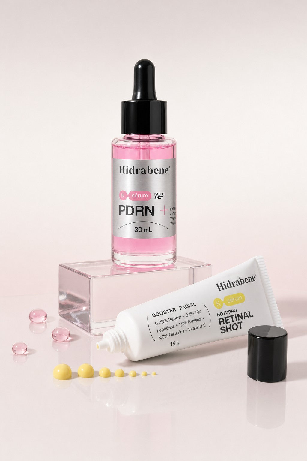 Sérum PDRN sobre um bloco de vidro e Retinal Shot aberto com gotas amarelas do creme