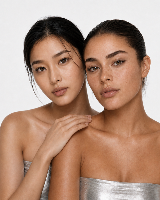 Modelo com a pele do rosto lisa e uniforme, em luz natural